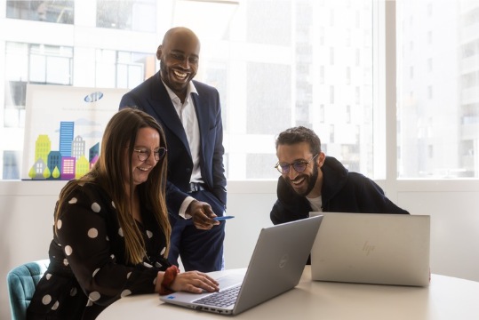 Collaborateurs en train de discuter