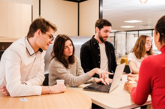 Collaborateurs en train de discuter