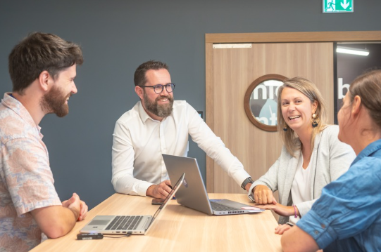 Collaborateurs en train de discuter