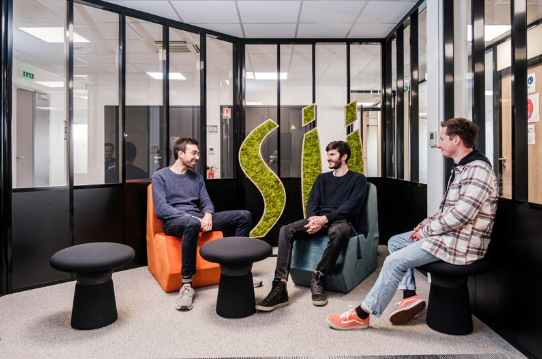 Collaborateurs en train de discuter