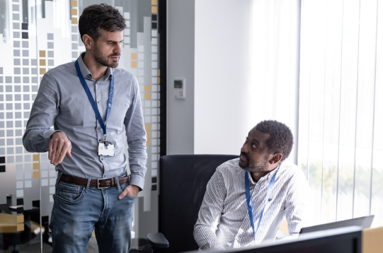 Collaborateurs en train de discuter