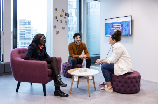 Discussion entre collaborateurs
