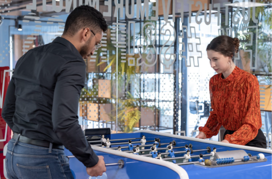 Collaborateurs en train de jouer au babyfoot