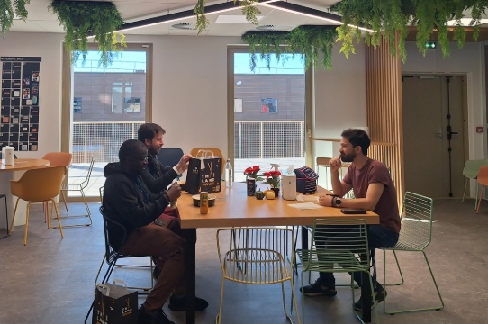 Collaborateurs en train de déjeuner 