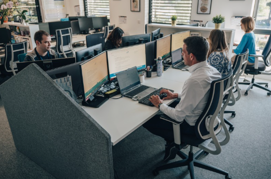 Collaborateurs à leurs postes de travail