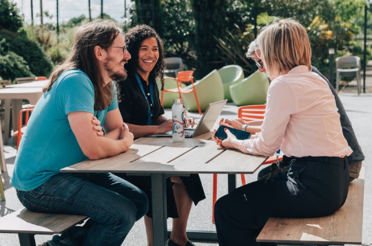 Collaborateurs en train de discuter à l'extérieur