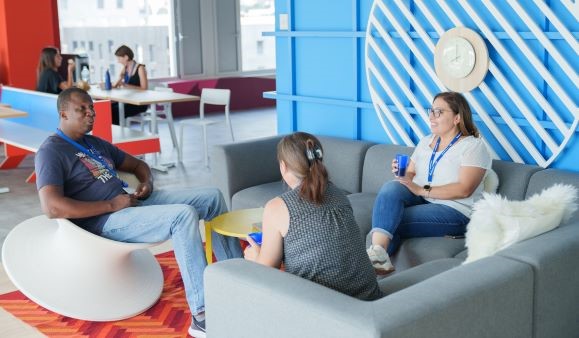 Collaborateurs en train de discuter
