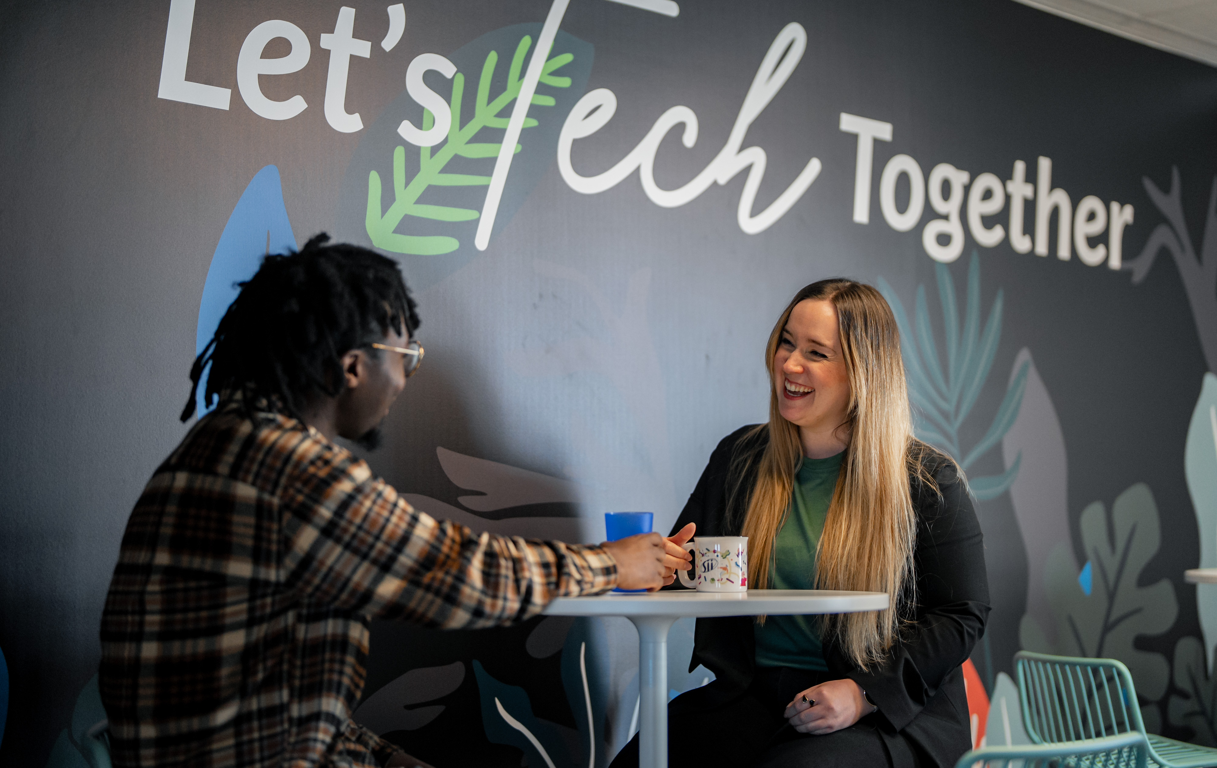 Deux collaborateurs souriant