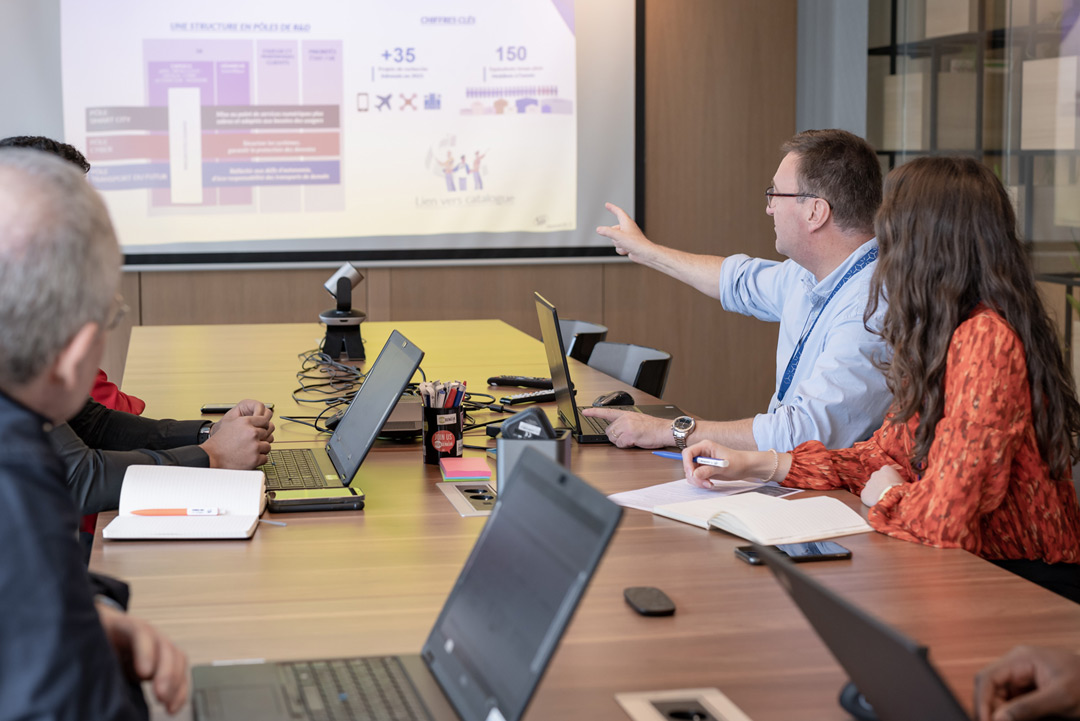 Des collaborateurs en réunion pour une présentation