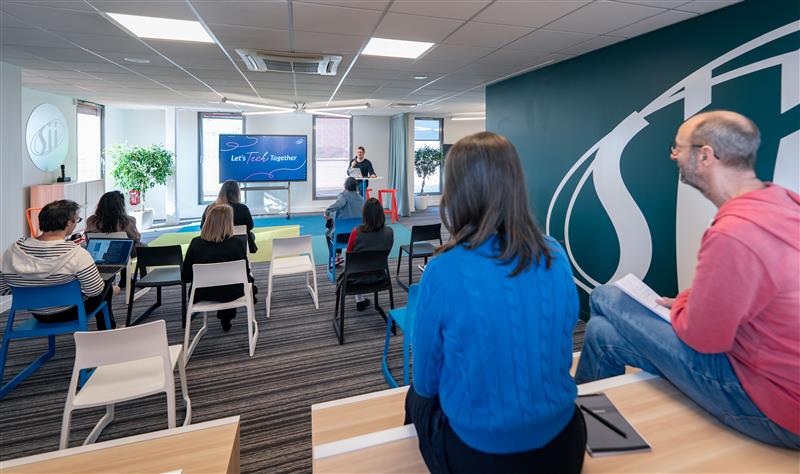 Collaborateurs en réunion chez SII Ouest