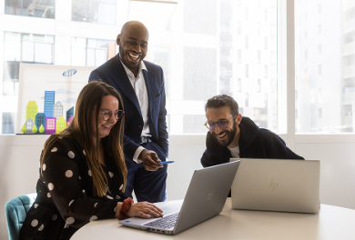 Image des gens travaillent en bureau