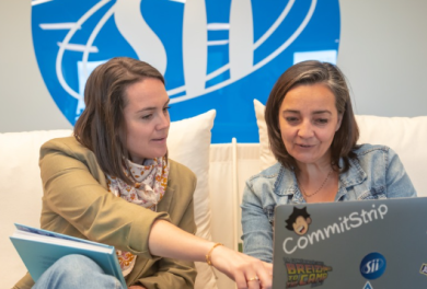 Collaboratrice en train de travailler