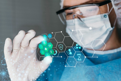 Un médecin en blouse, portant un masque et des gants, en train d'utiliser une interface digitale