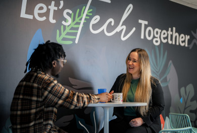 Deux collaborateurs souriant