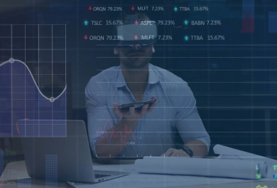 Un collaborateur analysant des données sur un écran 
