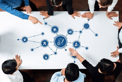Collaborateurs autour d'un schéma sur le numérique responsable