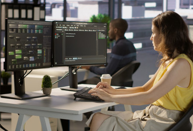Une ingénieur effectuant des tests et du monitoring