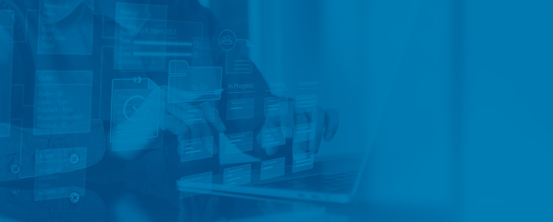 Personne utilisant un gestionnaire de projet d'entreprise sur ordinateur portable.